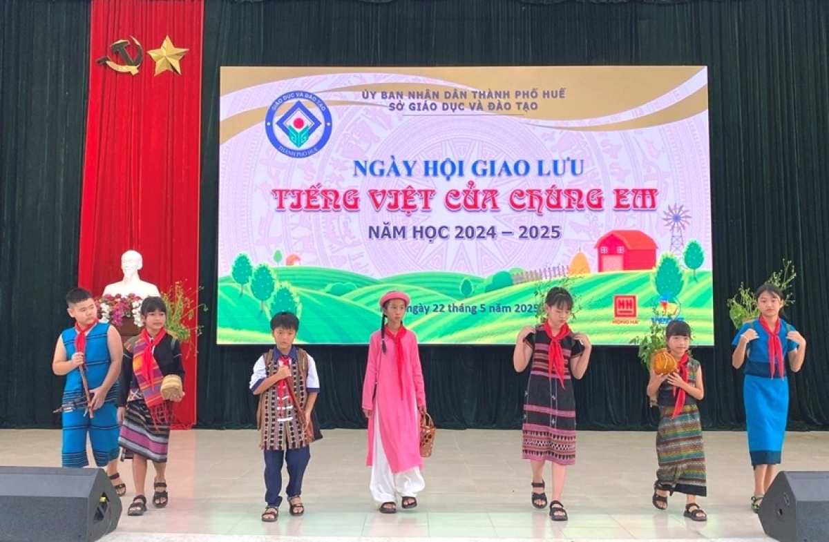 Học sinh người PaHy trình diễn trang phục truyền thống