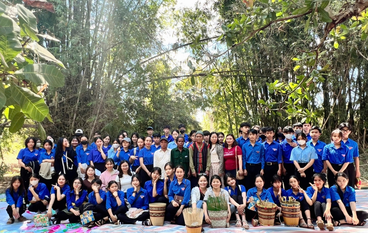 Đoàn thanh niên cùng các già làng, nghệ nhân ở làng nghề truyền thống