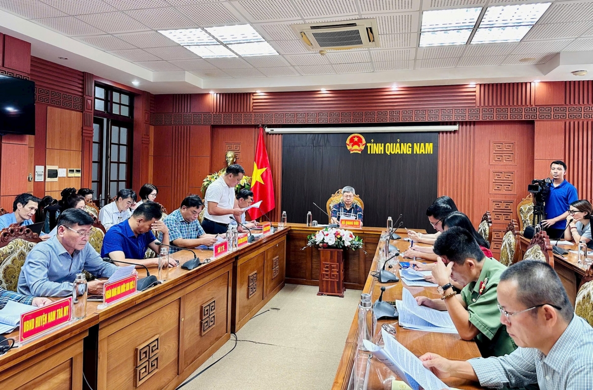 Phó Chủ tịch UBND tỉnh Hồ Quang Bửu chủ trì buổi làm việc. Ảnh: ALĂNG NGƯỚC
