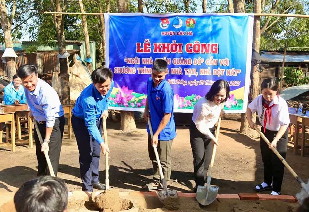 Hơnăm ối nếo tơring Đăk Hà, kong pơlê Kon Tum pơxiâm pro “Toăng hngêi quàng khăn đỏ” tro ƀă Tơdroăng têa tah hngêi ối pơtân, xi kơchoh