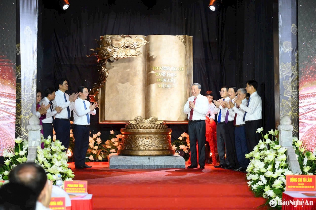Khua git gai Ping gah dêh čar ta pơhmư̆ mông ngă lơphet ƀơk rup trah trel bơngač rơđah “Gru grua yôm"