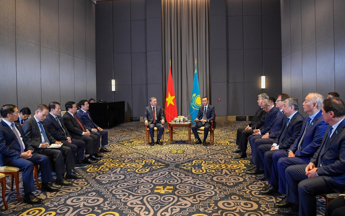 Tổng Bí thư Tô Lâm pơma dơnuh hăm Kơdră Thượng viện Cộng hòa Kazakhstan Maulen Ashimbayev