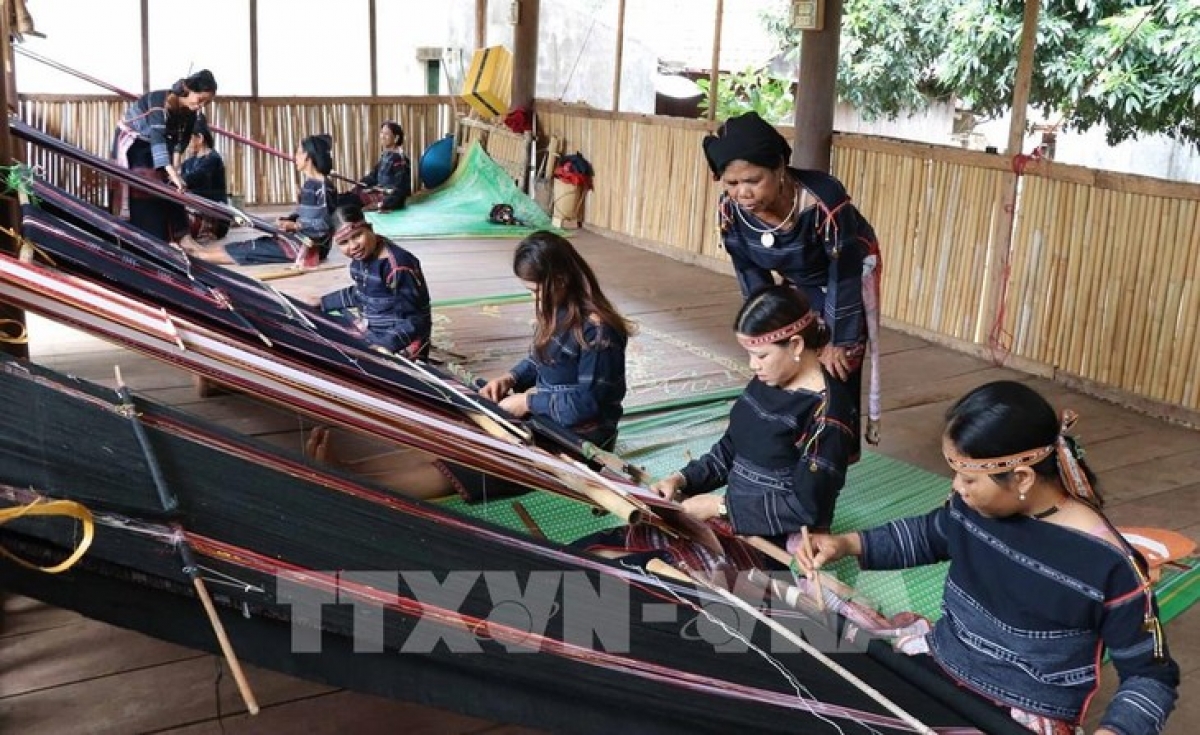 Lu đah kơmơi Bahnar ră anai glăk djă pioh bruă rơngaih mơñam băn ao đưm. Rup: Hồng Điệp/TTXVN