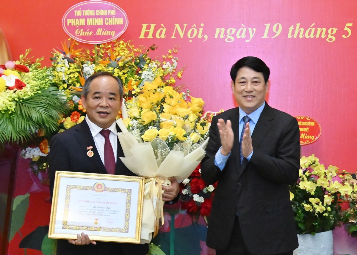 
Kơdră chĕp pơgơ̆r teh đak Lương Cường pôk ăn Huy hiệu 40 sơnăm jang Đảng ăn kơ ƀok Lê Khánh Hải