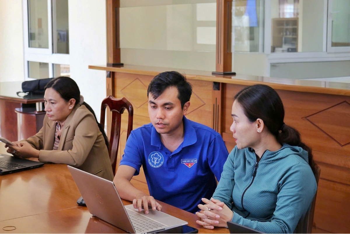 Đảng viên Trần Tiến kum kuăn pơlê po ngăn tơdroăng pêi pro xúa mơ’no tơdrêng