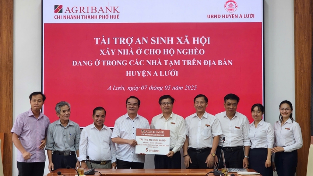 Agribank chi nhánh Huế trao 5 tỷ đồng hỗ trợ A Lưới xóa nhà tạm