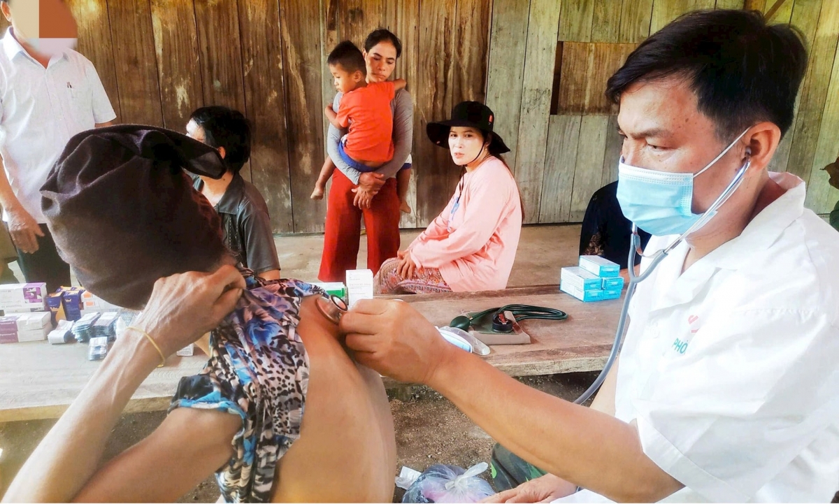 Quân y Đồn Biên phòng Đắc Pring khám bệnh lâng đoọng k'gooh za nươu ha đha nuôr. Cha nup: VĂN VINH