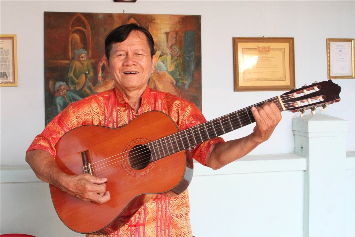 Nghe si Uu tu Amư Nhân haong ragam ragu Guitar