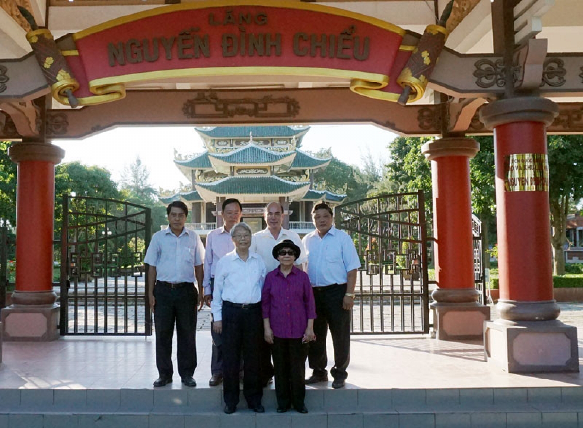Aruah Akaok negar Trần Đức Lương haong diuk di ong dalam sa mbang nao rivang Ben Tre