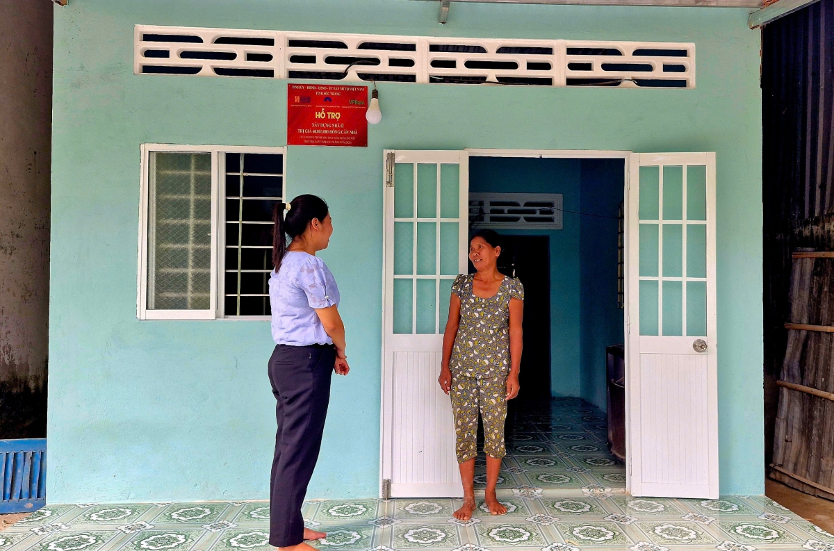 Bà Thạch Thị Thương, hộ dân tộc Khmer ở ấp Phước Quới, xã Phú Tân, huyện Châu Thành vừa được nhà nước hỗ trợ căn nhà mới