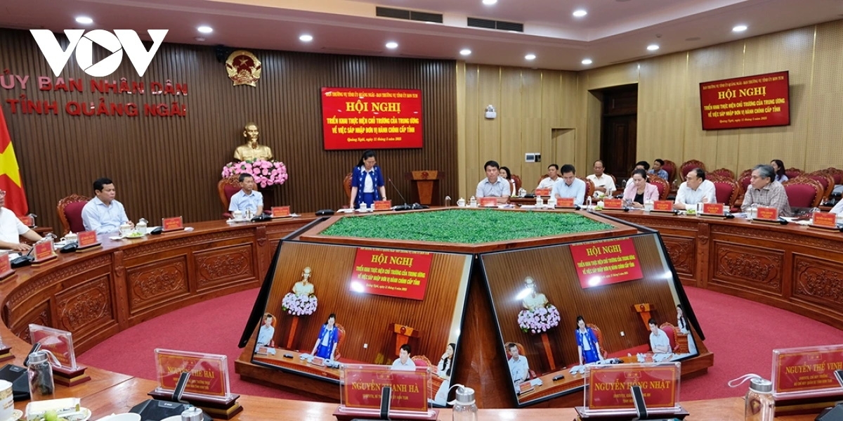 Các đại biểu thảo luận về các nội dung cuộc họp