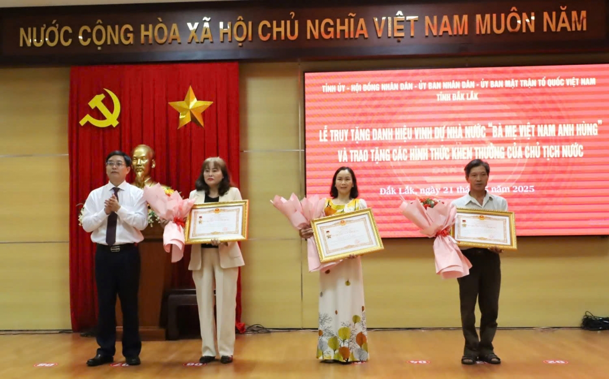 - Khua dlăng bruă Đảng čar Nguyễn Đình Trung mđup brei hră bi mklă Anăn knăl “Amĭ Việt Nam Jhŏng ktang” kơ phung găp djuê.