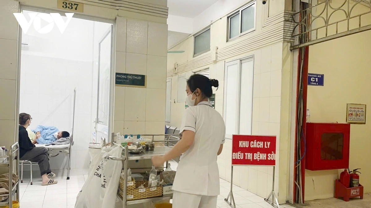 Viện Y học Nhiệt đới, Bệnh viện Bạch Mai tiếp nhận điều trị những bệnh nhân sởi có biến chứng viêm phổi, suy hô hấp,...