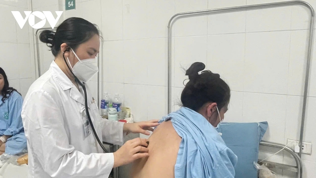 Bác sĩ kiểm tra sức khỏe cho bệnh nhân mắc sởi.