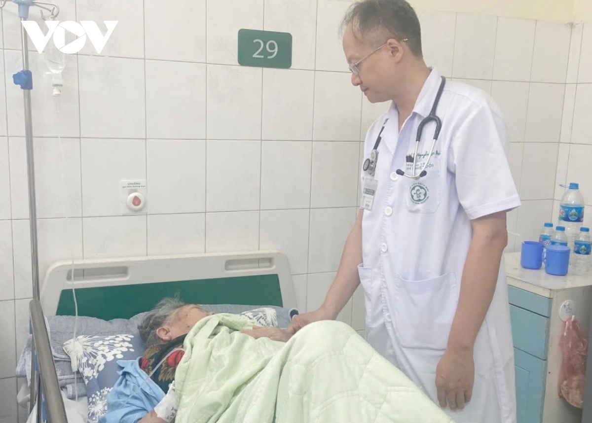 ThS.BS Nguyễn Quốc Thái thăm hỏi bệnh nhân