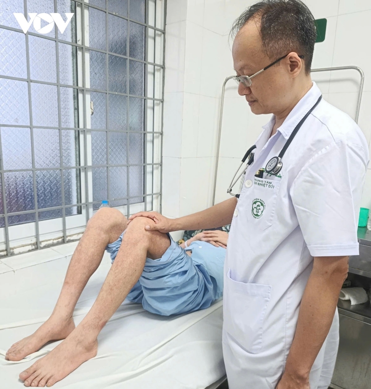 Bác sĩ Quốc Thái khám cho bệnh nhân sởi phát ban đã lan xuống đến bàn chân. Đây là dấu hiệu chỉ điểm bệnh nhân sắp khỏi bệnh.