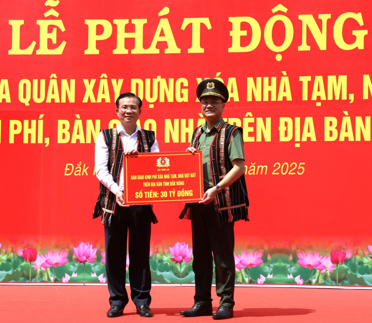 Trung tướng Phạm Thế Tùng – Kơ-iăng Khua Ding jum Kông ang jao 30 klai prăk kơ khua git gai Jơnum min mơnuih ƀôn sang tơring čar Dak Nông pioh lŏm lui sang tơ̆i, sang răm kơ sang anô̆ tơnap tap kơ sang dô̆ ƀơi Dak Nông.