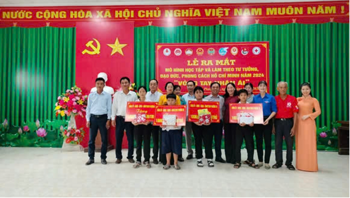 Các em học sinh được hỗ trợ tại Lễ ra mắt mô hình "Vòng tay nhân ái."