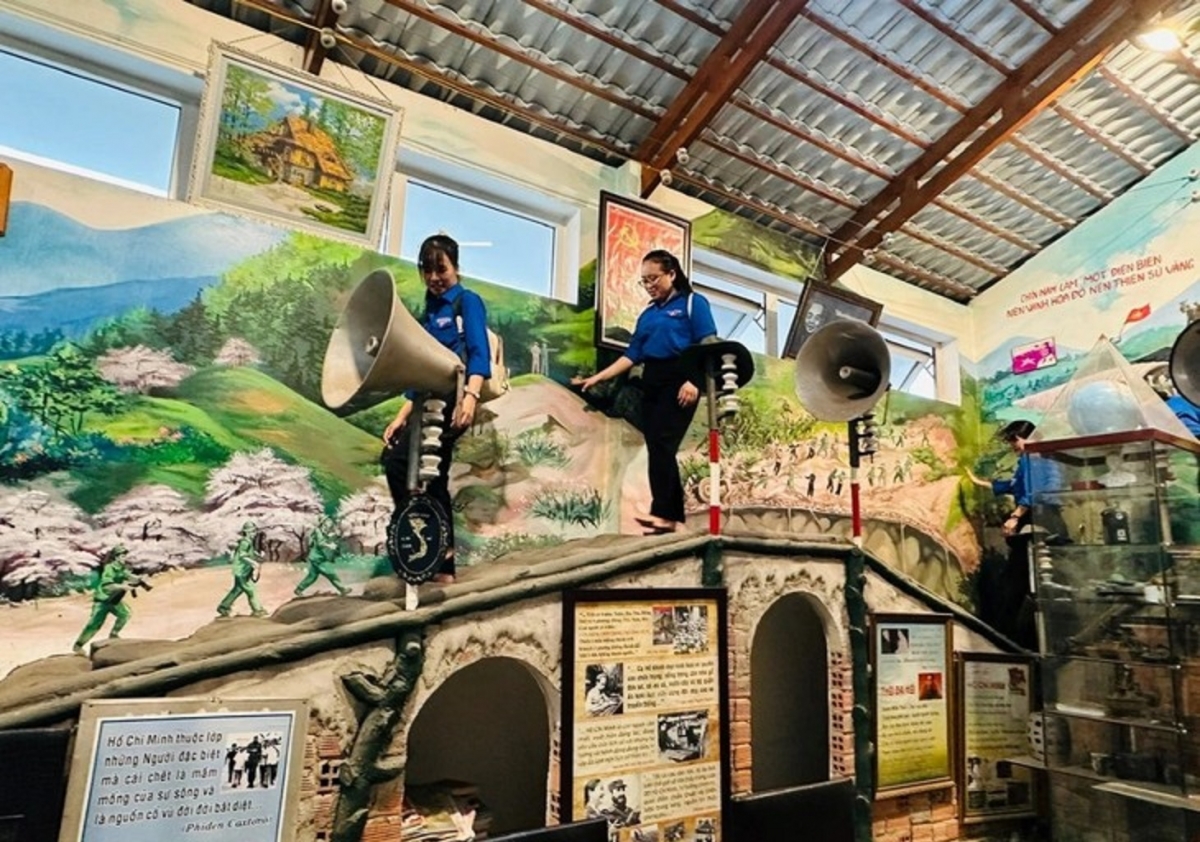 
Năc lòt sền “Hìu ơn prap phan kwơ yau” bơh ồng Lâm Xuân Quang dê