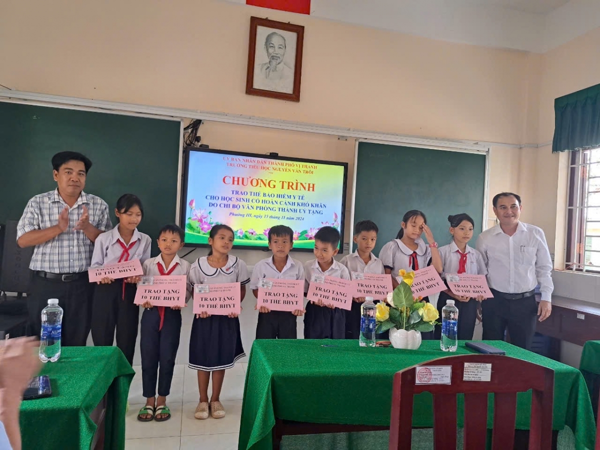 Chi bộ Văn phòng Thành ủy Vị Thanh trao tặng thẻ bảo hiểm y tế cho học sinh có hoàn cảnh khó khăn