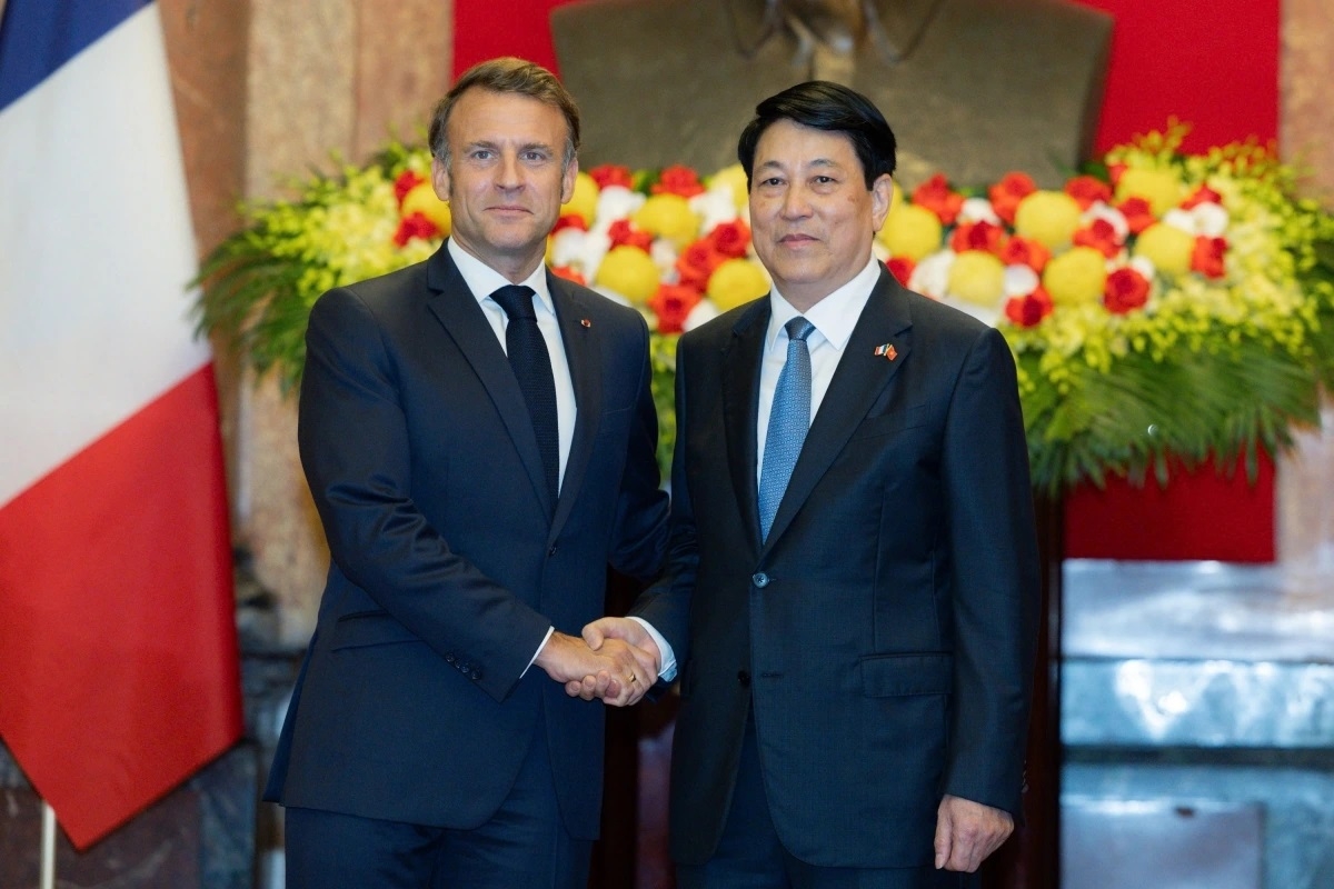 Chủ tịch nước Lương Cường và Tổng thống Pháp Emmanuel Macron chụp ảnh chung trước khi tiến hành hội đàm