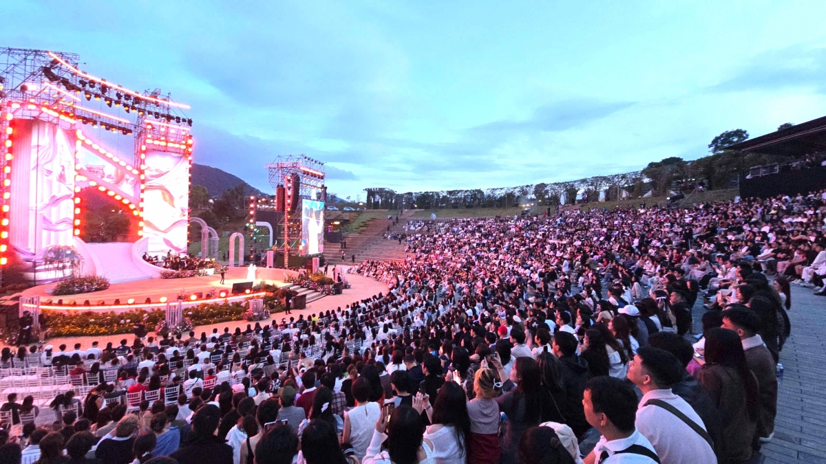 Tơl broă lơh đơs crih tamya geh lơh tàm Dà Làc tàm dơ̆ ơm rlô chờ ngai 30/4 mờ 01/5 pa do gơ hòi gơ jà gal ngan nac lòt nhơl