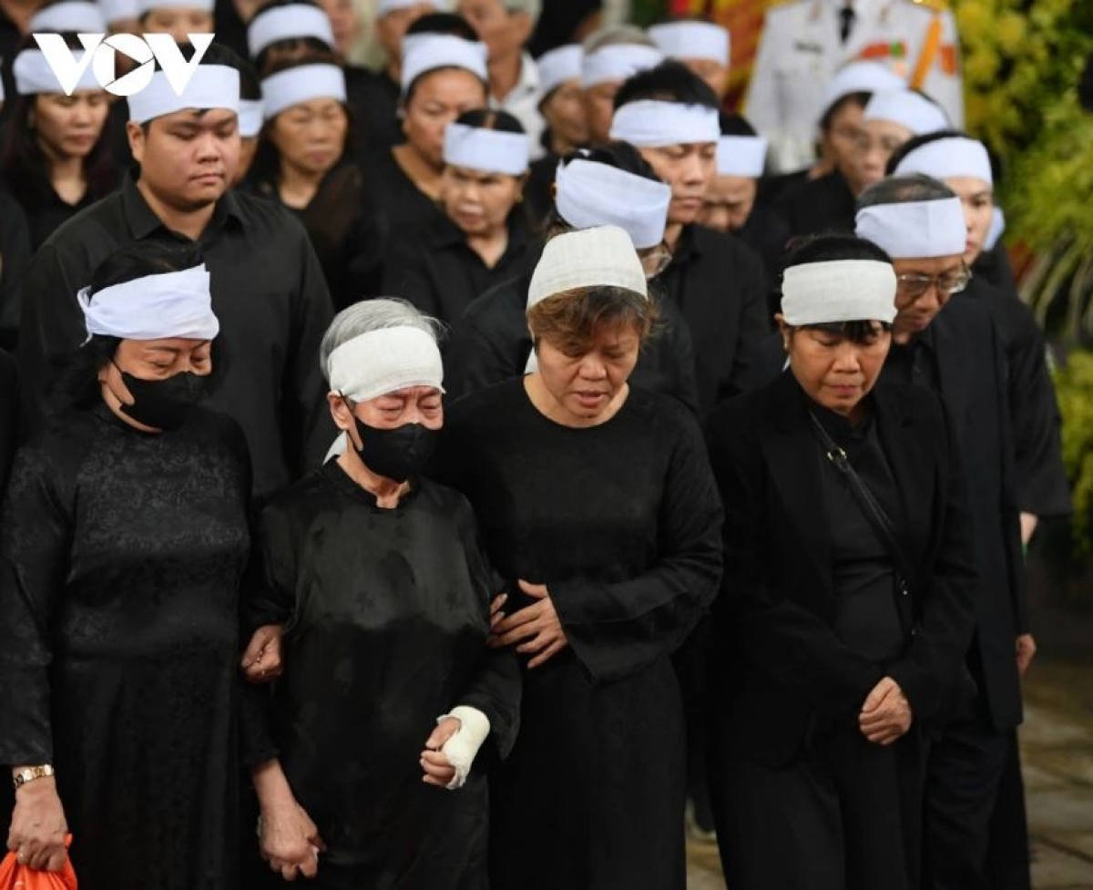 - Êpul gŏ sang: Mô̆, anak, čô nao čang ênuh Khua lăn čar hđăp Trần Đức Lương.