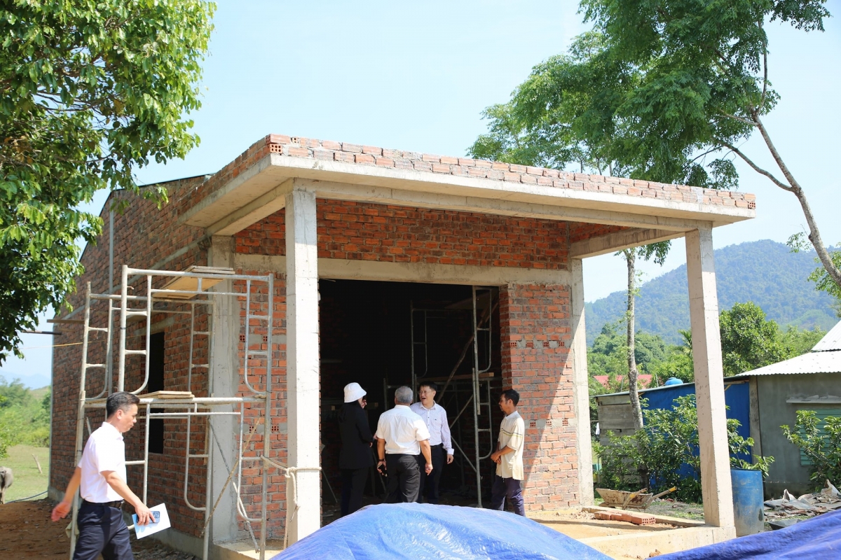 Ngôi nhà của một hộ dân ở thôn Đông Sơn (xã Ba, Đông Giang) đang trong quá trình hoàn thiện.