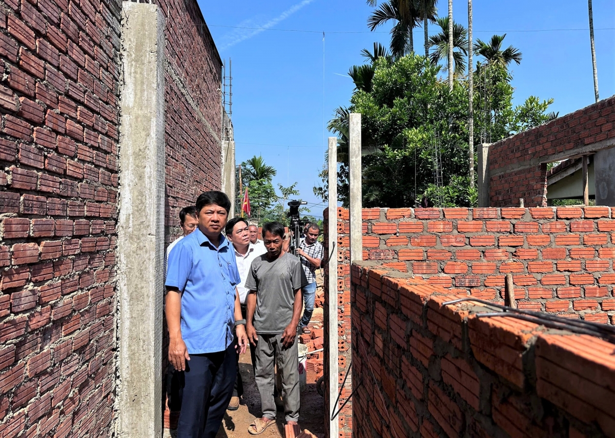 Bí thư Tỉnh ủy Lương Nguyễn Minh Triết kiểm tra tiến độ xây dựng nhà cho người dân khó khăn tại thôn Tống Cói (xã Ba, Đông Giang).