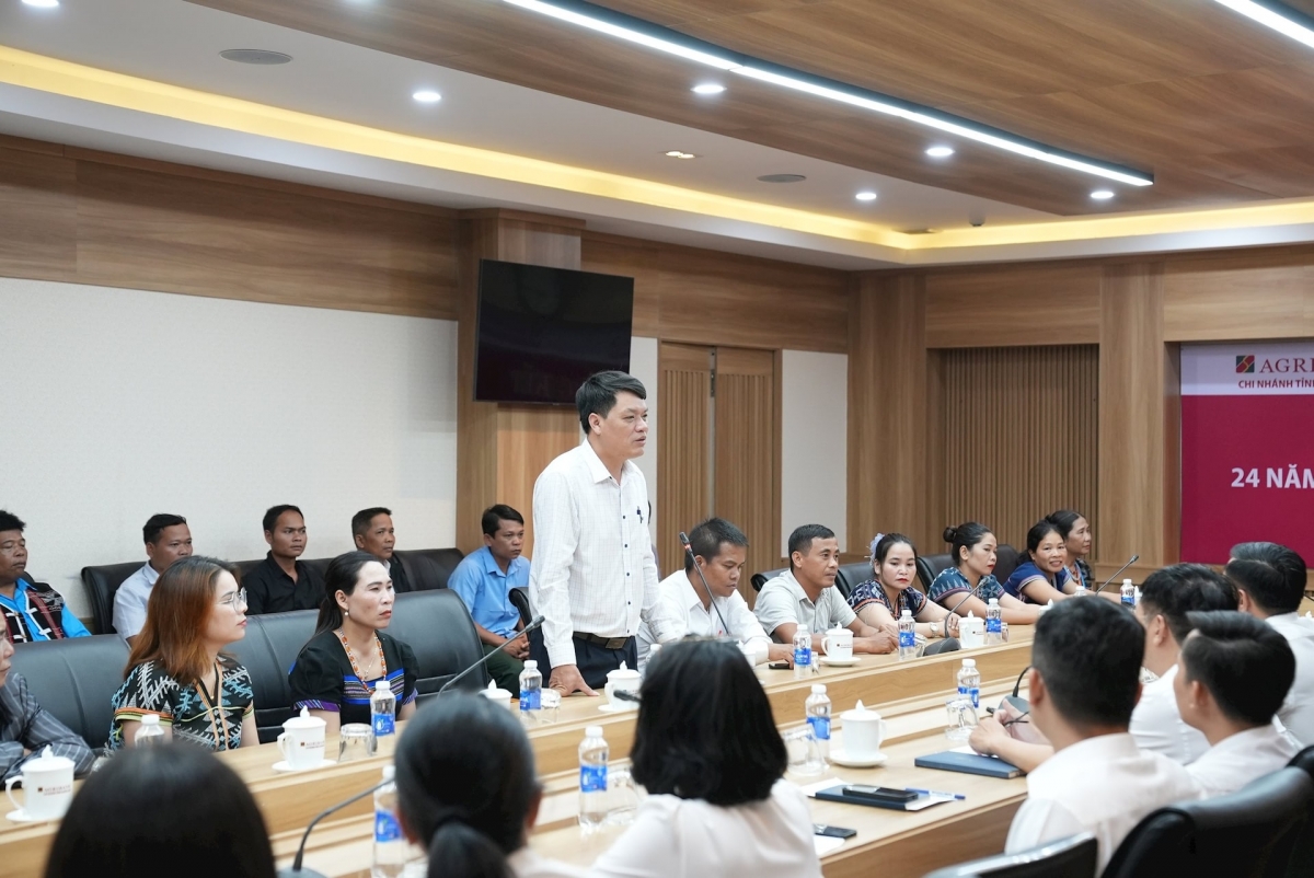 Lãnh đạo xã Lăng cảm ơn những tình cảm của đơn vị kết nghĩa Agribank Quảng Nam trong 24 năm qua. Ảnh: HỒ QUÂN