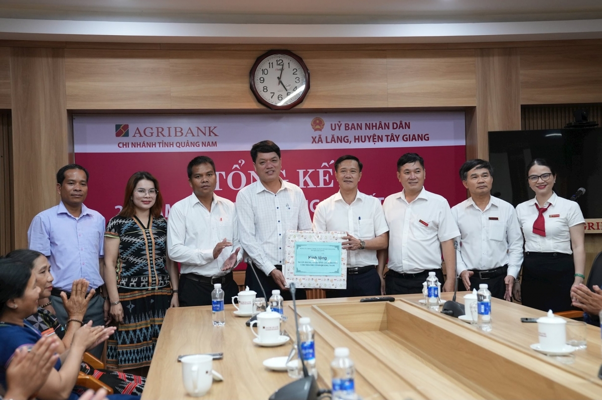 Bh'cộ chr'val Lăng pa đơp pr'hêl zr'ziêng ha Agribank Quảng Nam. Chanup: PHAN VINH