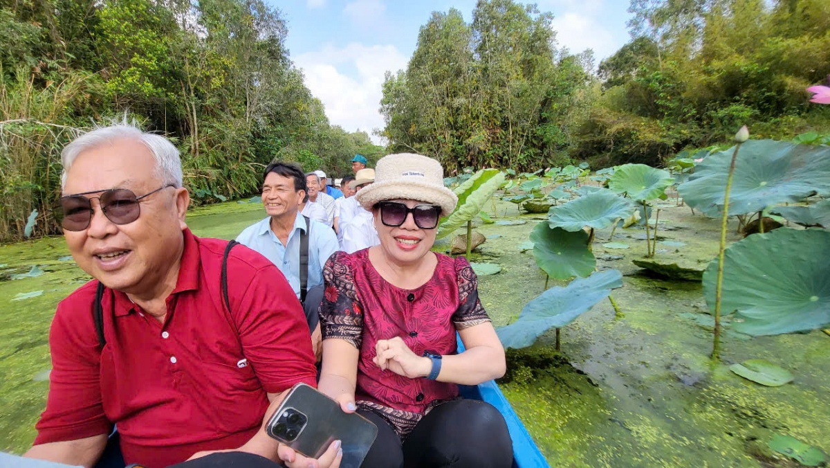 Du khách tham quan Khu bảo tồn thiên nhiên Lung Ngọc Hoàng