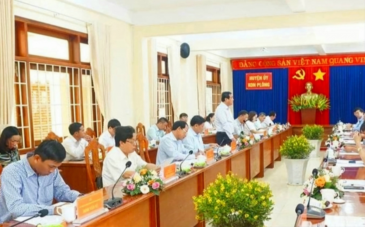 Hai tỉnh Kon Tum và Quảng Nam đã tổ chức họp rất nhiều lần, nhưng chưa thể giải quyết dứt điểm tình trạng hơn 1.000 người dân thuộc tỉnh Quảng Nam đang sinh sống tại xã Đăk Nên, huyện Kon Plông, tỉnh Kon Tum.