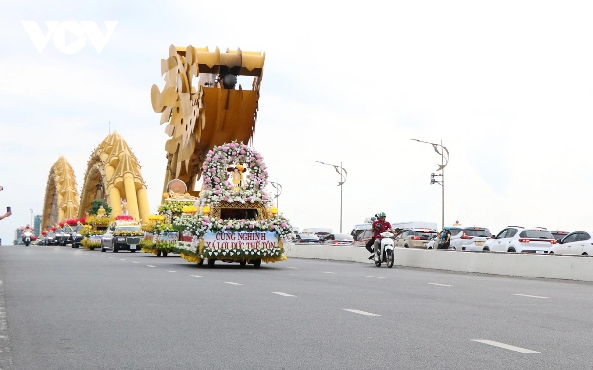 Đoàn cung rước xá lợi Phật qua Cầu Rồng