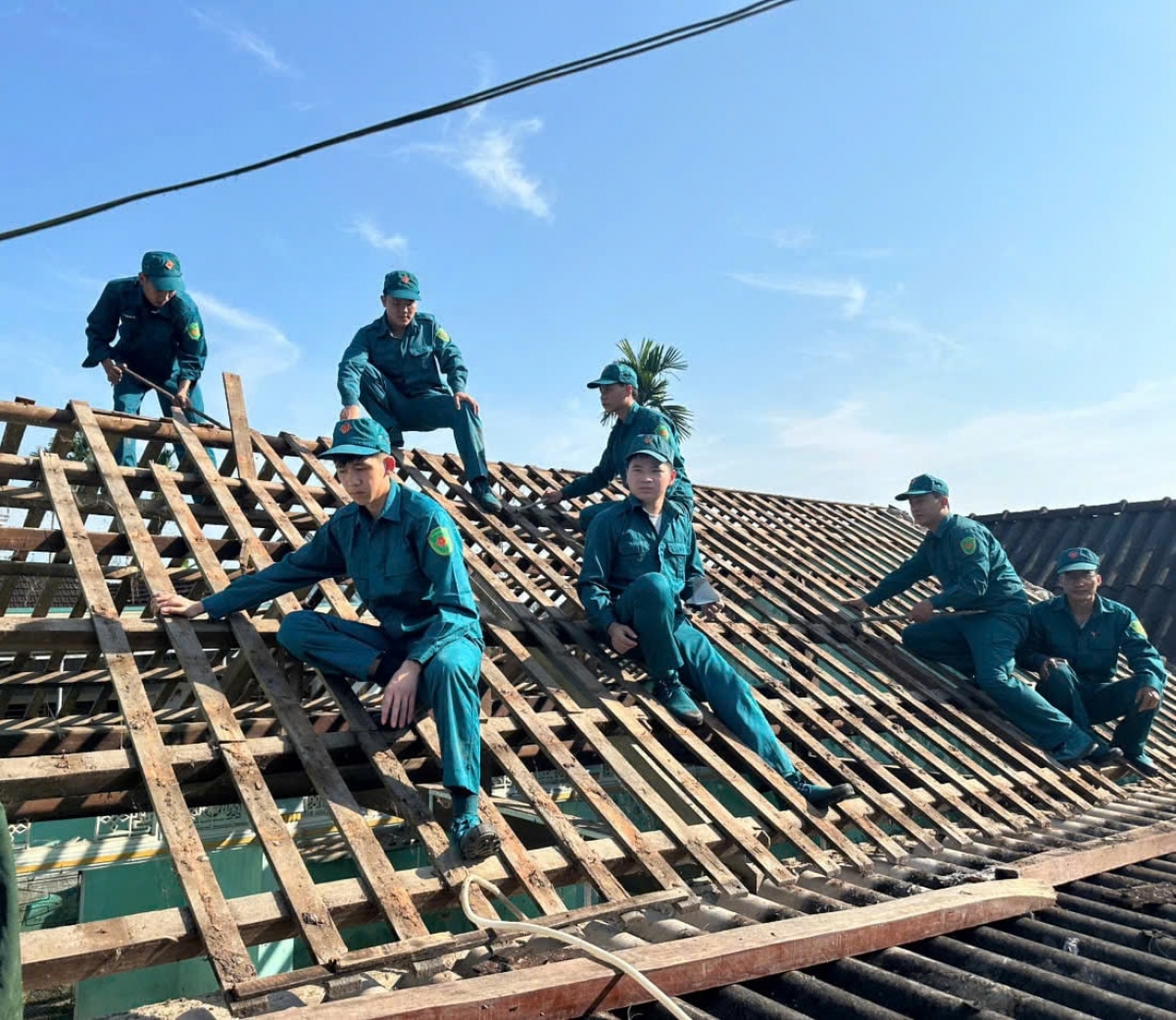 Lực lượng dân quân tự vệ TP Huế hỗ trợ xóa nhà tạm, nhà dột nát cho người dân. Ảnh: Q.Đ.
