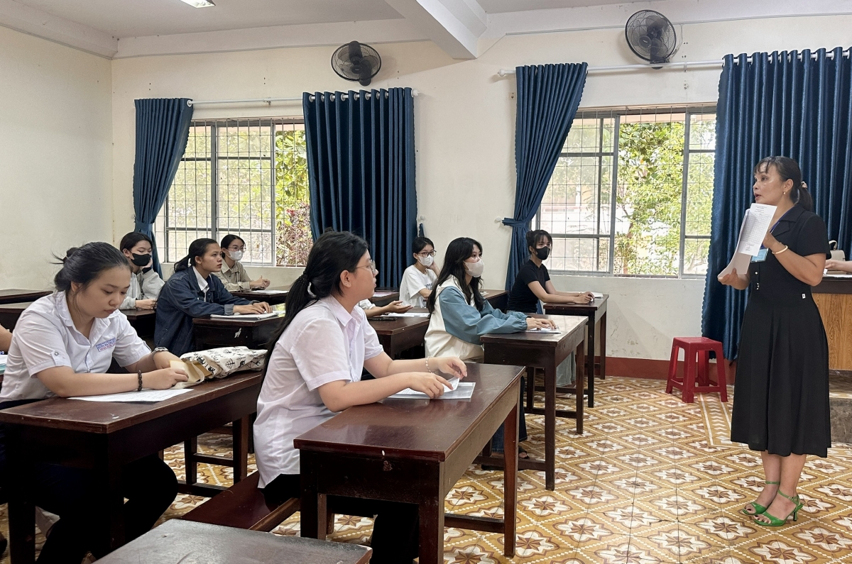 Mâu hngế hok tro a Dak Lak dế hneăng ki thâ hriâm tâp ăm hok tro lâm 12