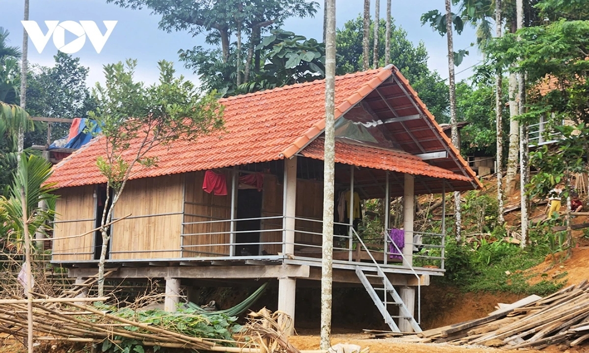 Hầu hết bà con Ca Dong đều chọn mẫu nhà sàn này vì phù hợp chi phí 60 triệu đổng Nhà nước hỗ trợ