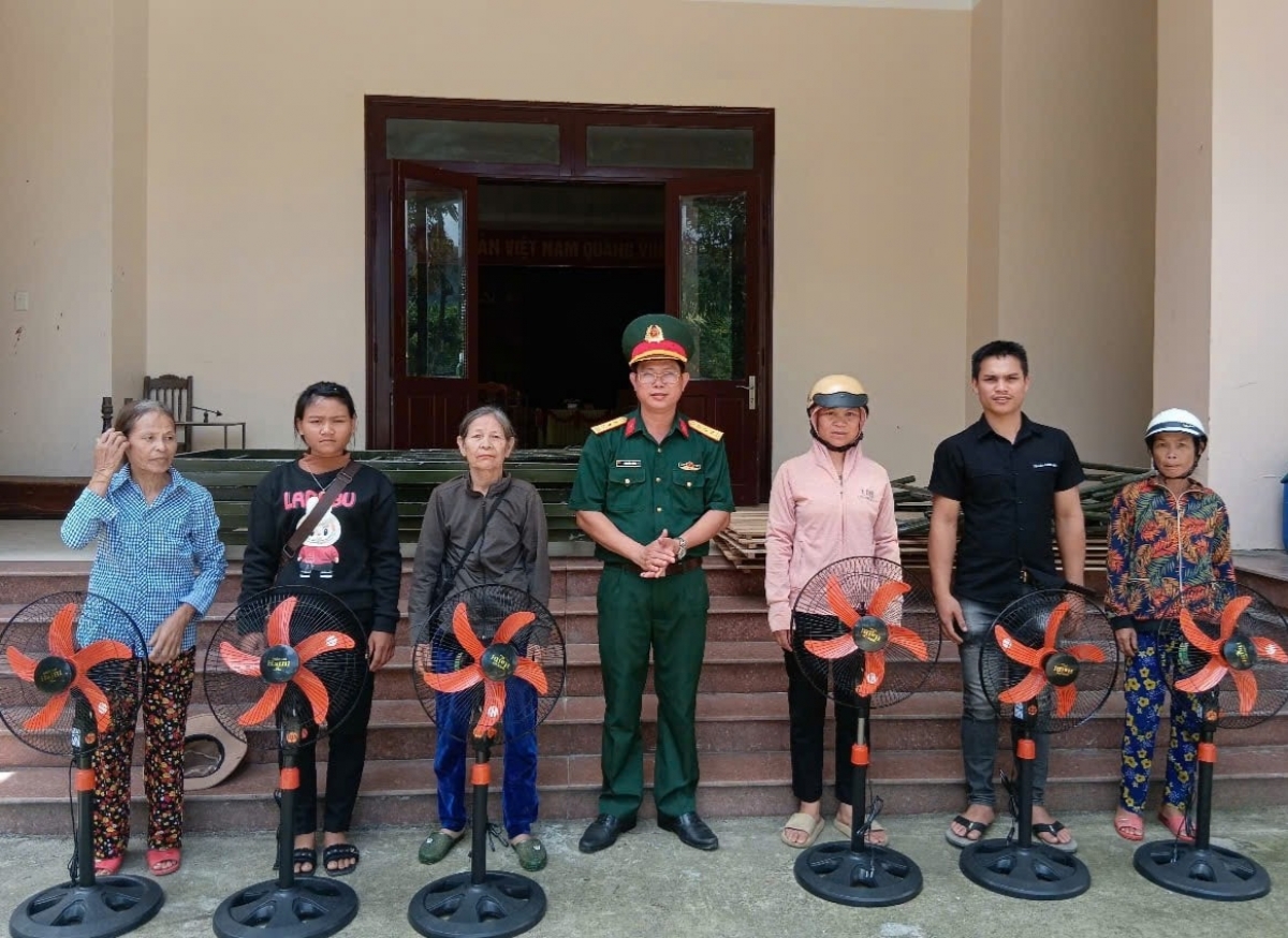 Đại diện Ban Chỉ huy Quân sự huyện Bắc Trà My trao tặng vật dụng sinh hoạt cho các hộ gia đình. Ảnh: Ban Chỉ huy Quân sự huyện Bắc Trà My