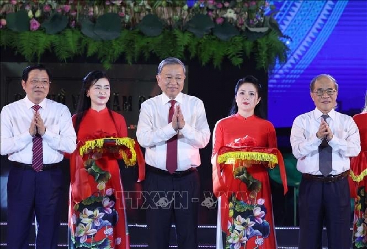 Tổng Bí thư Tô Lâm lâng apêê đại biểu căt băng pa luih tượng "Ava Hồ chô lum vêêl". Chanup: Thống Nhất/TTXVN