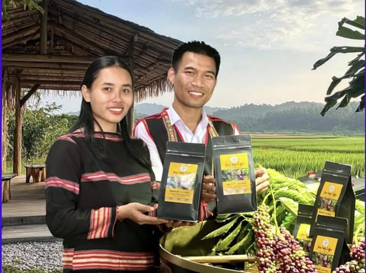 Vợ chồng thầy giáo Siu Sắt - Rơ Châm Awưnh với thương hiệu “Jrai Ialy Coffee”.