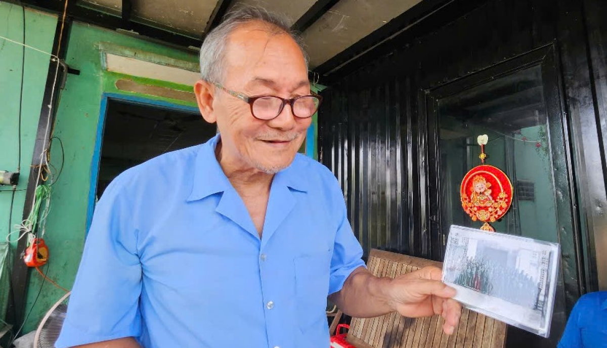 Nghệ sĩ nhiếp ảnh Phạm Kiệt chia sẻ về một thời tuổi trẻ làm lính ảnh (Ảnh Nguyễn Quang)