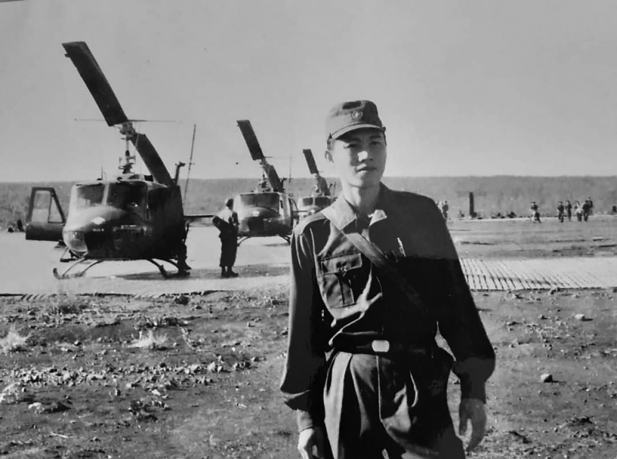 Phóng viên chiến trường Phạm Kiệt tại sân bay Lộc Ninh năm 1973 (Ảnh nhân vật cung cấp)