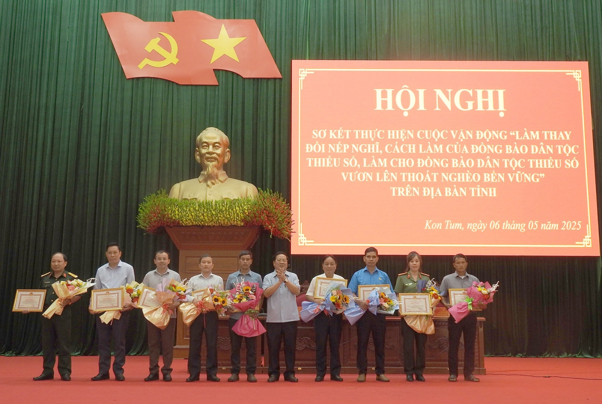 Vi ƀan kong pơlê Kon Tum diâp ƀâng kheăn kơdeăn 15 khu pú hên ƀă ngế krê kơhnâ rơkê tung pêi pro roh mơhnhôk
