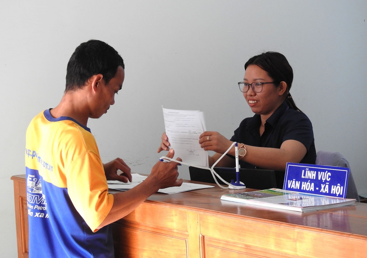 
Kang ƀô̆ bơ̆ jang mĭnh ‘măng kơ tơring Ia Dom, apŭng Ia H’Drai, dêh char Kon Tum pơtho tơbăt ăn kon pơlei găh tơdrong pơm hla bơar.