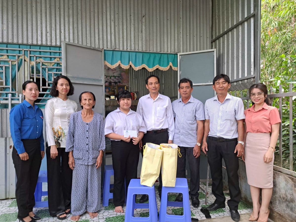 Lãnh đạo phường III thăm hỗ trợ tiền, thực phẩm cho học sinh có hoàn cảnh khó khăn