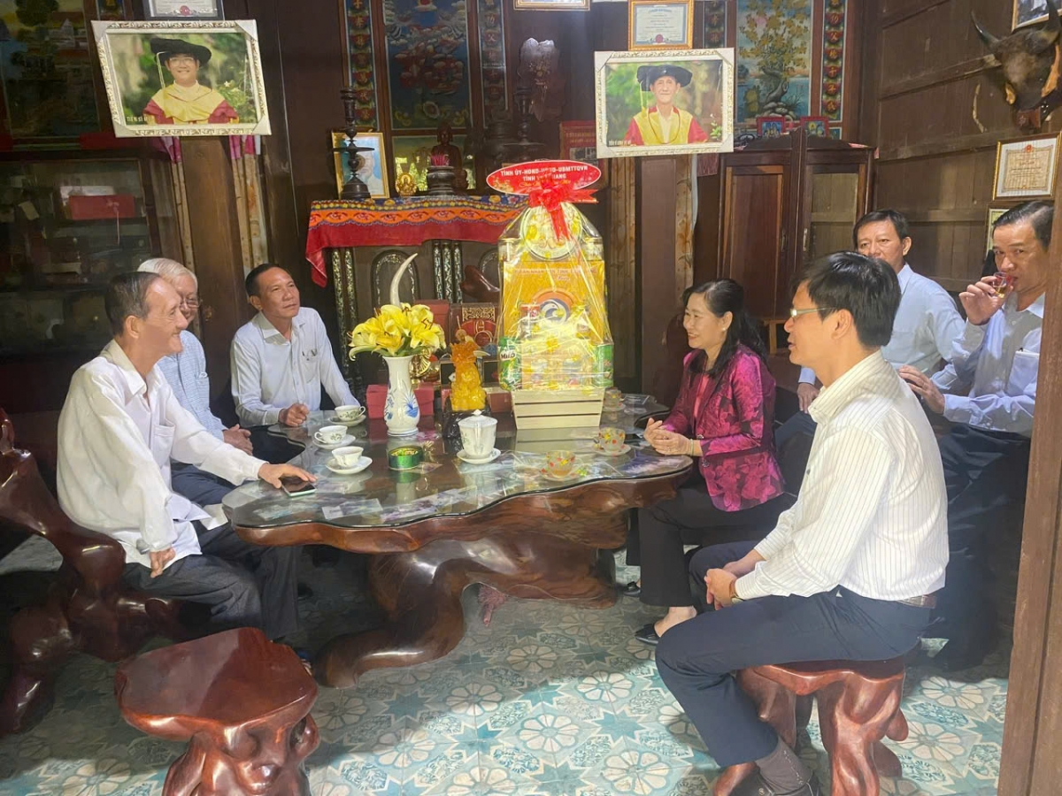 Lãnh đạo tỉnh Tiền Giang đến thăm chúc mừng các doanh nghiệp tiêu biểu