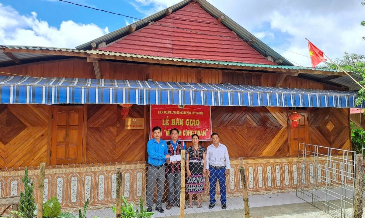 Liên đoàn Lao động huyện bàên giao nhà “Mái ấm công đoàn” cho gia đình anh Pơloong Nhéo (thôn Chă’ lăng, xã Ch’ơm, huyện Tây Giang). Ảnh: HIỀN THÚY