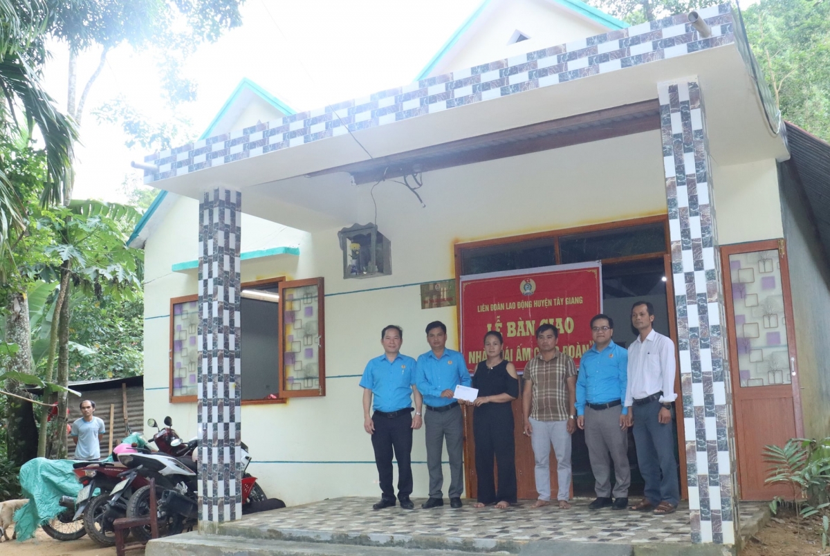 Liên đoàn Lao động chr'hoong Tây Giang pa đơp đong “Mái ấm công đoàn” ha pr'lọong đong amoó Briu Thị Thảo (vêêl Ga’lâu, chr'val A Vương, chr'hoong Tây Giang). Chanup: HIỀN THÚY