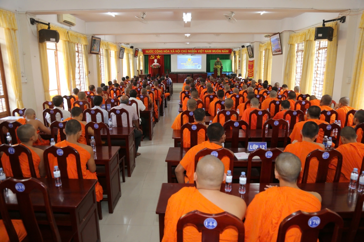 Mô hình “4 không 4 có” thường xuyên tổ chức tuyên truyền cho cán bộ, giáo viên và tăng sinh về các nội dung trong mô hình