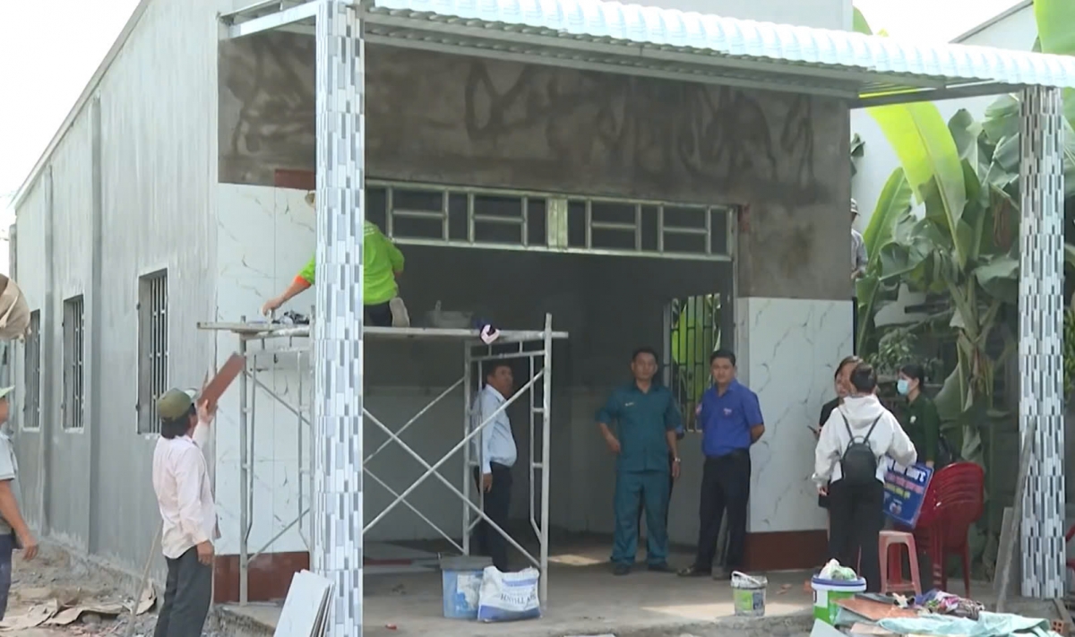 Một hộ gia đình ở huyện Vũng Liêm được nhận nhà trong dịp này